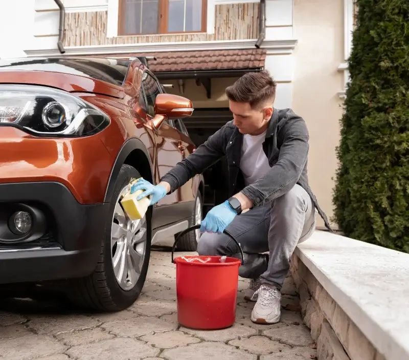 Lavage auto à domicile Aiglepierre : professionnel intervenant sur un véhicule